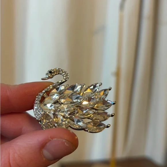 Elegant Crystal Swan Brooch pin - Picture 1 of 5